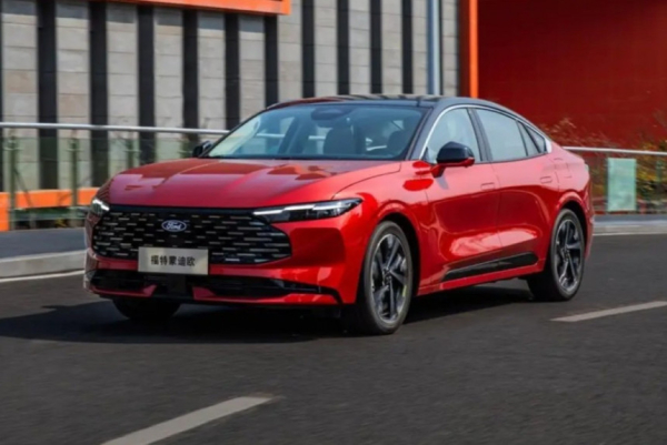 Обновленный Ford Mondeo стал мощнее и обрел классические фары