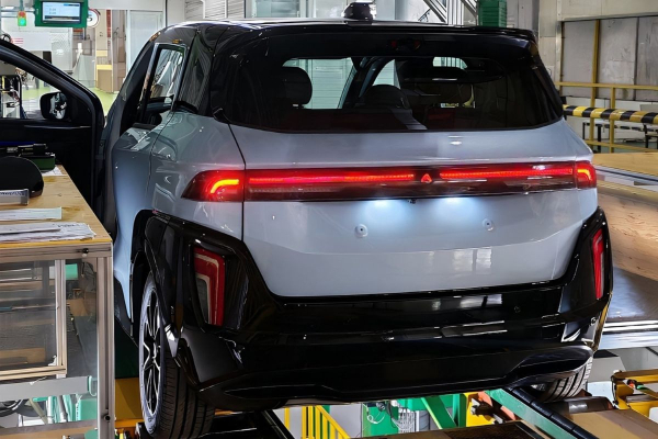 Собран первый конвейерный электромобиль Атом Собран первый конвейерный электромобиль Атом