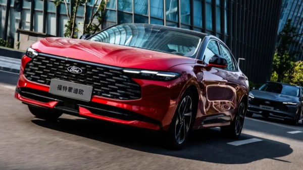 Обновленный Ford Mondeo стал мощнее и обрел классические фары