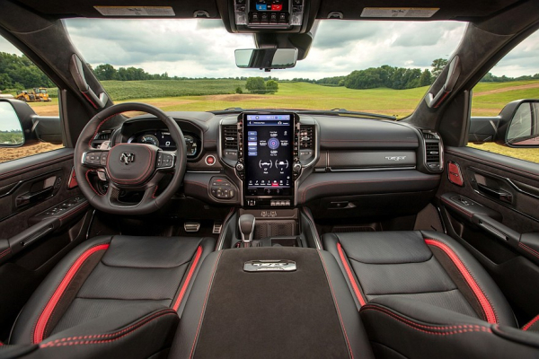 Заводской тюнинг для Ram 1500 Rumble Bee: большие &laquo;мясорубки&raquo;, подвеска, выхлоп, декор