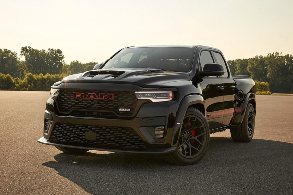 Заводской тюнинг для Ram 1500 Rumble Bee: большие &laquo;мясорубки&raquo;, подвеска, выхлоп, декор