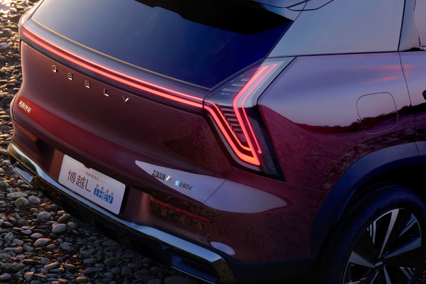 Geely Boyue L (Atlas) получил гибридную установку и лидар Geely Boyue L (Atlas) получил гибридную установку и лидар