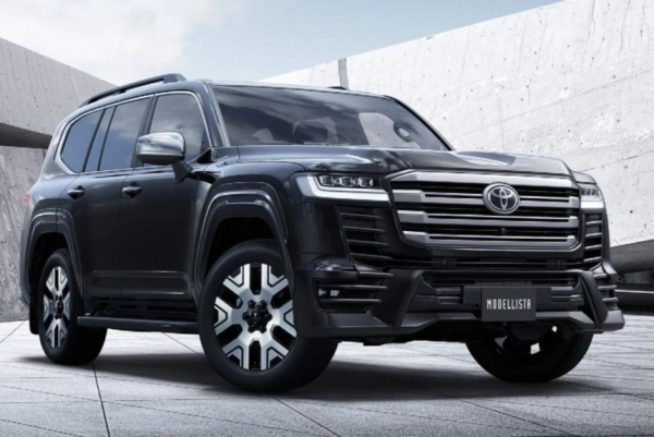 Гибрид Toyota Land Cruiser 300 принарядился и прибыл в Японию Гибрид Toyota Land Cruiser 300 принарядился и прибыл в Японию