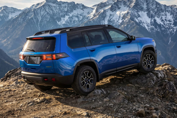 Jeep Cherokee Trailhawk: увеличенный клиренс, «понижайка» и... глянец Jeep Cherokee Trailhawk: увеличенный клиренс, «понижайка» и... глянец