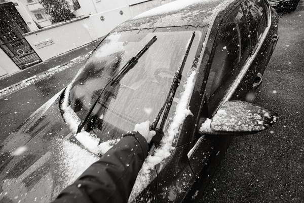 Один щелчок &ndash; и в сервис: почему ветровое стекло может треснуть без видимых причин